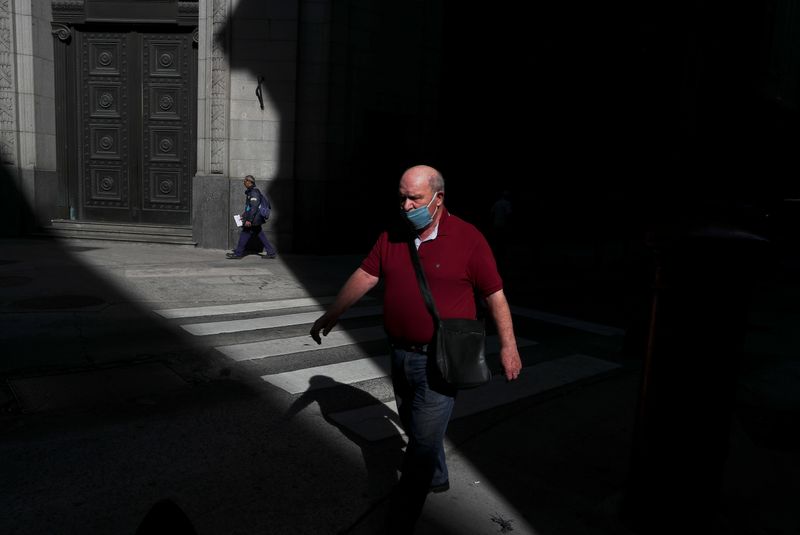 Plaza financiera de Argentina selectiva tras acuerdo con tenedores privados de bonos