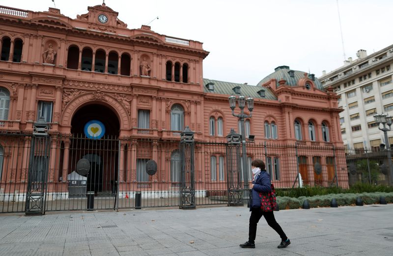 PIB Argentina caería 12,5% en 2020, déficit fiscal primario sería 27.484 mln dlr: sondeo banco central