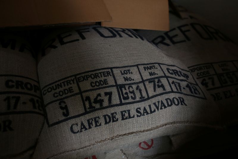 Exportaciones de café de El Salvador caen 30% frente a cosecha previa
