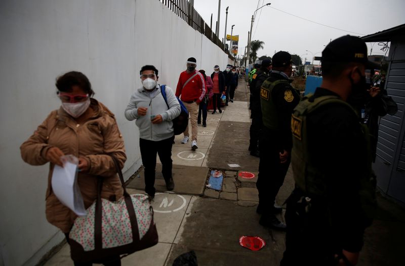 Perú suspende fútbol profesional tras desborde de hinchas en medio de pandemia
