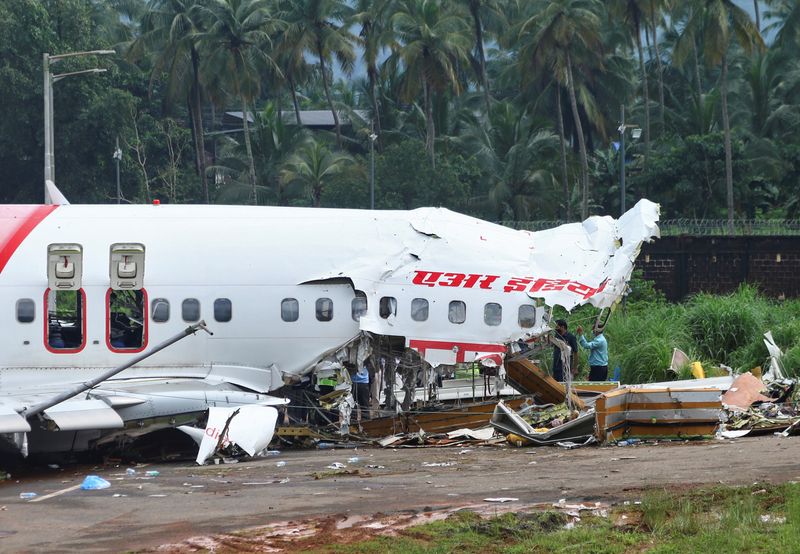 India comienza a examinar la caja negra del avión estrellado en Calicut