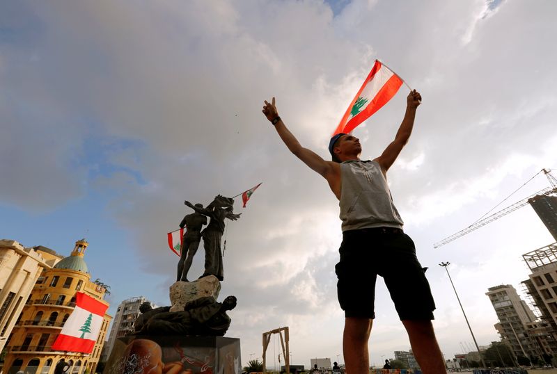 Policía de Beirut dispara gas lacrimógeno, manifestantes libaneses se reagrupan