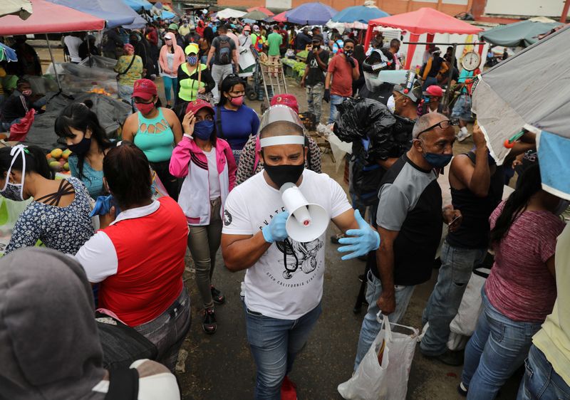 Venezuela extiende estado de alarma pero flexibiliza cuarentena en medio de auge de COVID-19