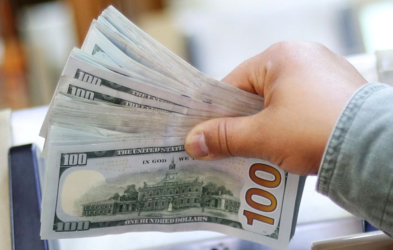 FOREX-Dólar cotiza en alza en medio de tensiones entre EEUU y China