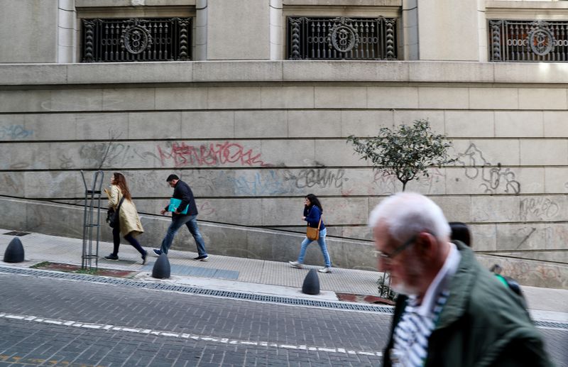 Bolsa argentina sube tras acuerdo reestructuración, acompaña tendencia externa
