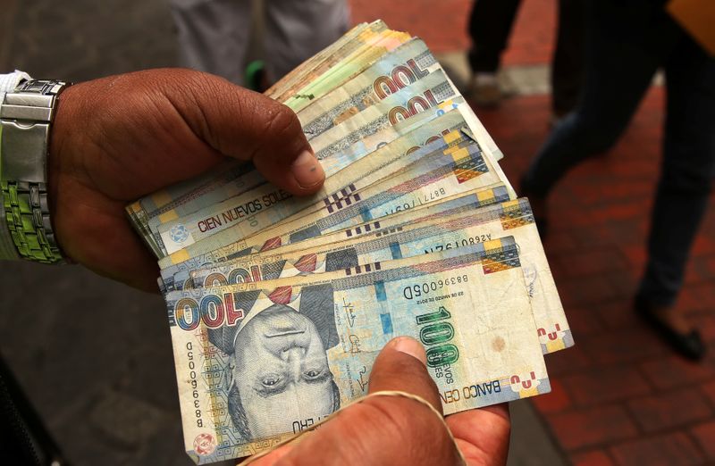 MERCADOS A.LATINA-Monedas y bolsas operan dispares tras positivos datos de la economía china