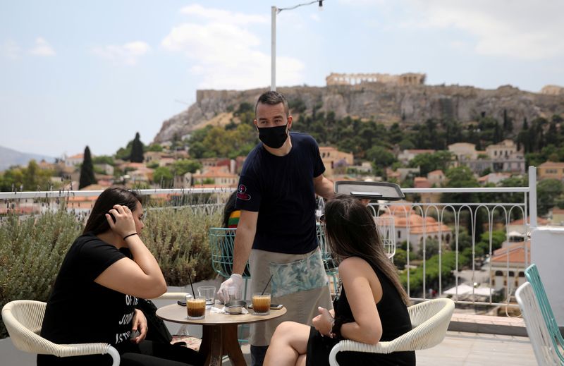 Grecia pedirá tests negativos a los visitantes procedentes de Suecia, España y Bélgica