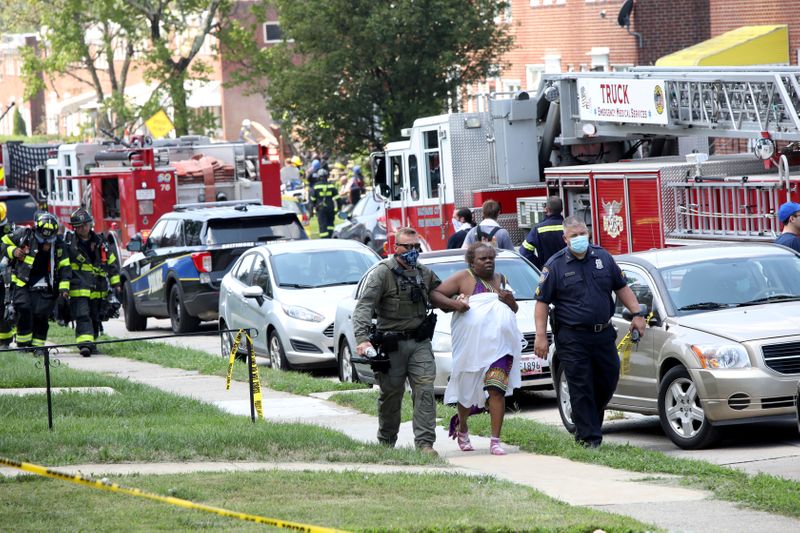 Enorme explosión sacude barrio de Baltimore, deja al menos un muerto y personas atrapadas