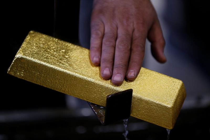 Oro cae bajo 2.000 dlrs por alza de mercados bursátiles y fortaleza del dólar