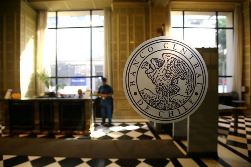 Mercado ve tasa clave estable en Chile por dos años, economía caería 9% en tercer trim: Banco Central