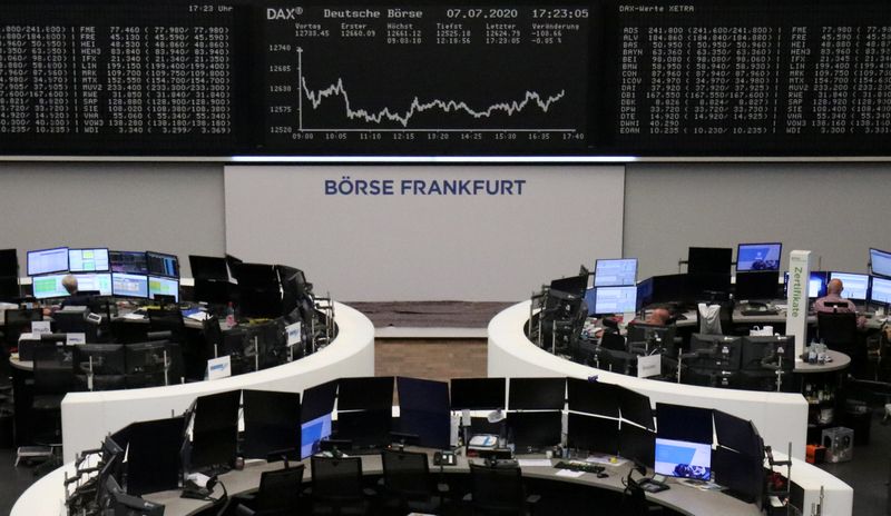 Acciones europeas cierran cerca de máximos de tres semanas; suben sectores de autos y viajes