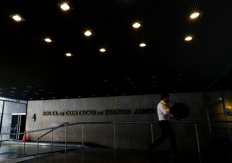 Activos argentinos caen por tomas de ganancias, mercado se reacomoda con cautela