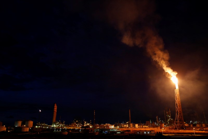 Venezolana PDVSA reinicia unidad de destilación de refinería Amuay