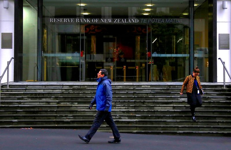 El banco central de Nueva Zelanda amplía la compra de deuda y no descarta tipos negativos
