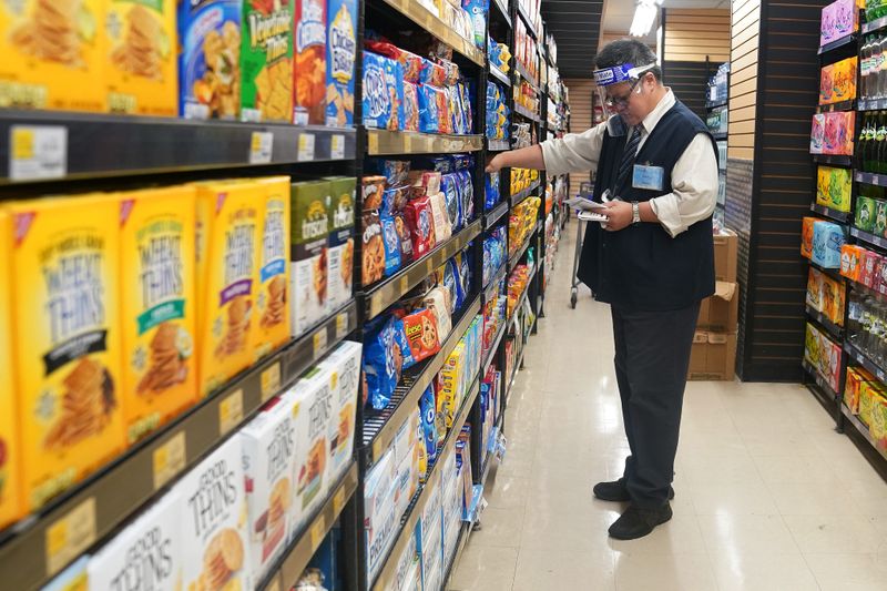 RESUMEN-Precios al consumidor en EEUU se aceleran en julio, pero inflación sigue controlada