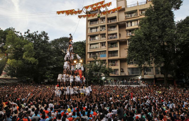 Sin pirámides humanas en festival “Lord Krishna” de este año en Mumbai por coronavirus
