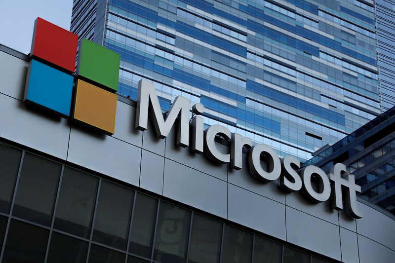 Precio de teléfono de Microsoft con pantalla doble será de 1.399 dólares y se venderá desde septiembre