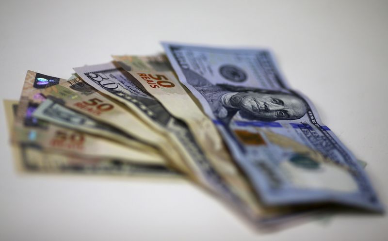 MERCADOS A.LATINA-Monedas regionales caen en medio de dudas sobre estímulos en EEUU y contagios