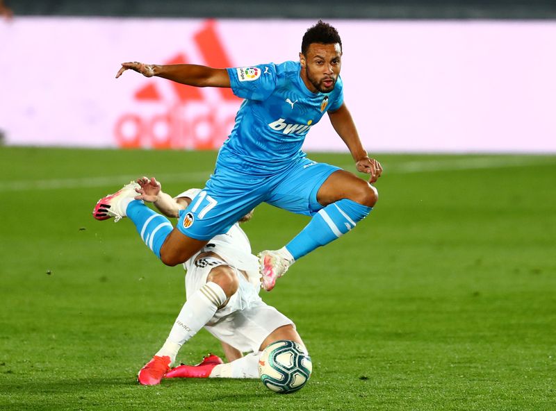 Arrecian las críticas al presidente del Valencia tras la venta de Coquelin al Villarreal