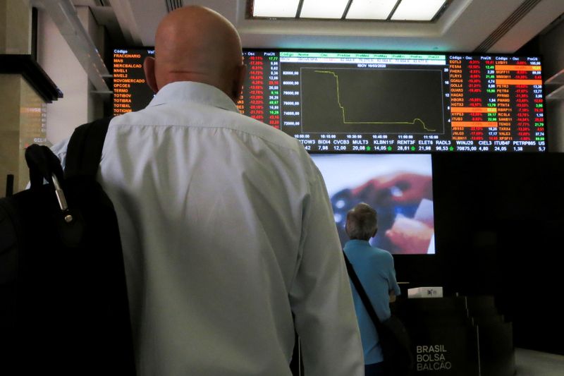 Bolsa de Brasil cae en día de vencimiento sobre acciones y cargada agenda corporativa