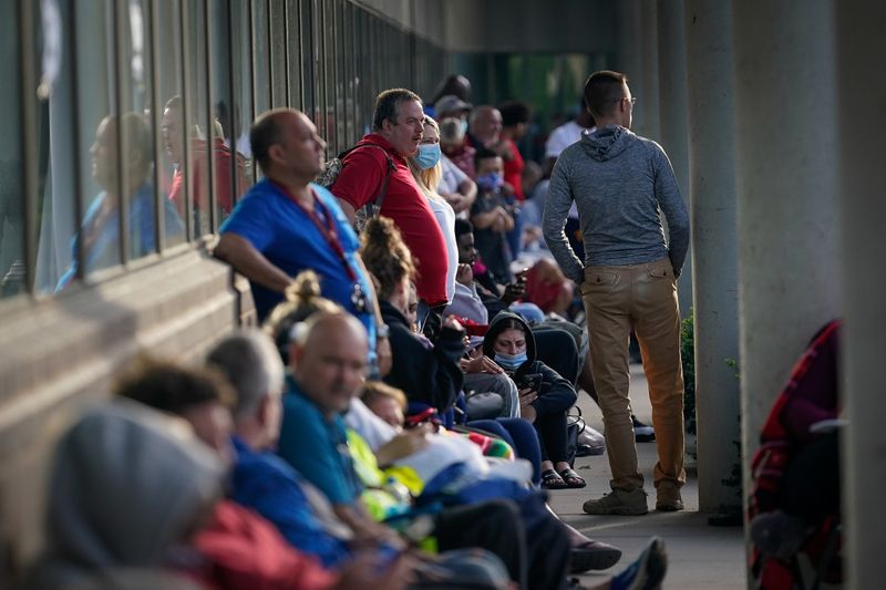 Pedidos semanales de subsidios por desempleo caen por debajo de 1 millón en EEUU