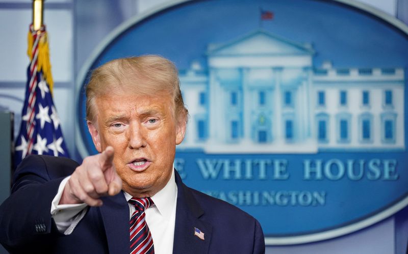 Trump retiene ayuda por coronavirus para bloquear intento demócrata para financiar elección