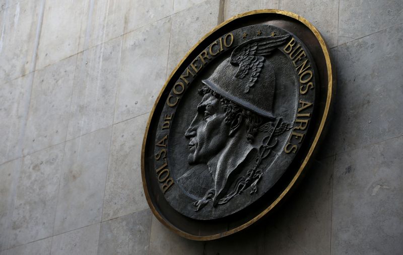 Activos argentinos mejoran por reacomodamientos de carteras tras reestructuración de deuda