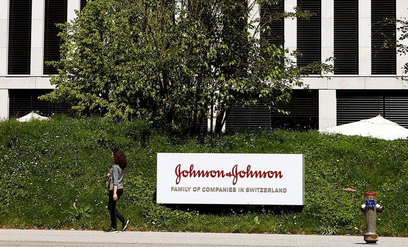 Reino Unido asegura más vacunas potenciales contra COVID-19 con acuerdos con J&J y Novavax