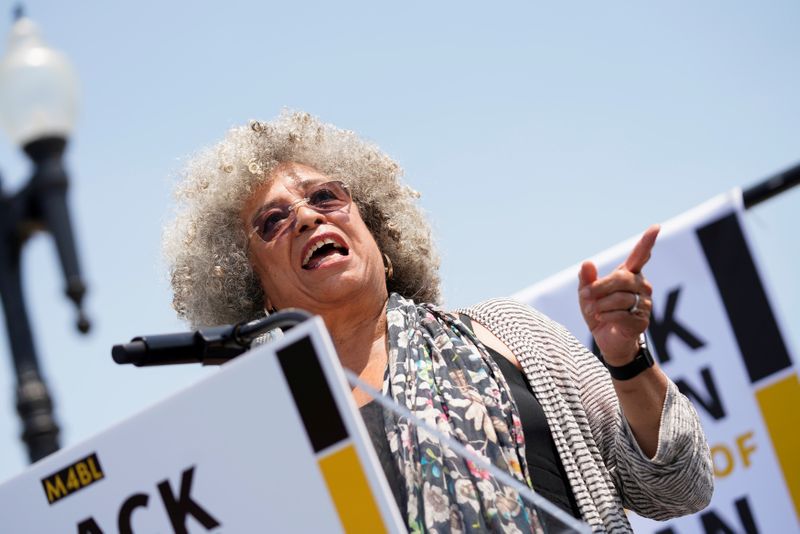 Activista política Angela Davis dice que Kamala Harris hace que elección en EEUU sea “más aceptable”