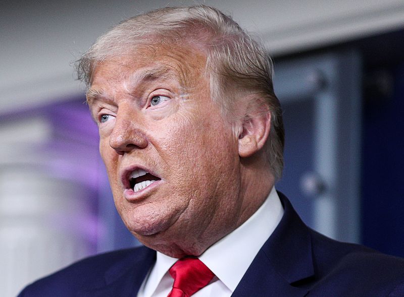 Trump dice que está listo para avanzar en ayuda por coronavirus, culpa a demócratas por frenar acuerdo
