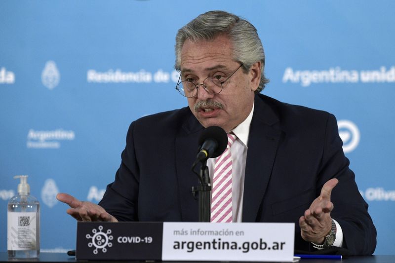 Mercados argentinos bajan, demora en presentación canje deuda ante SEC