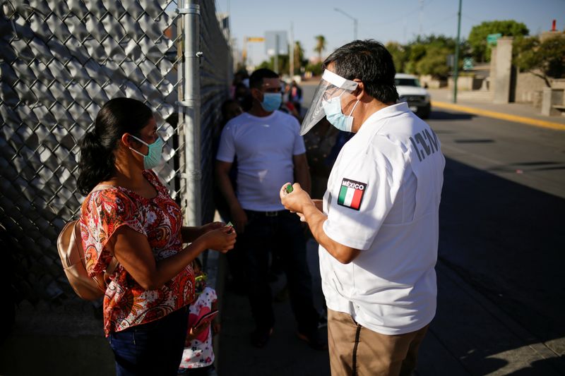 Autoridad de migración México despide a cientos de funcionarios por corrupción