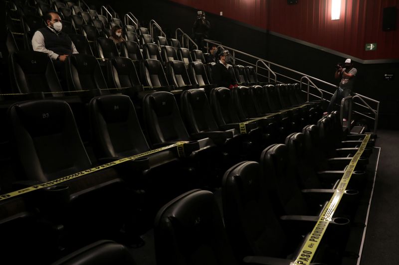 Cines, teatros y restaurantes en Ciudad de México salen de la penumbra por coronavirus