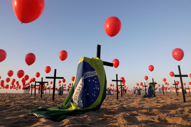 Casi la mitad de los brasileños dice que Bolsonaro no tiene culpa por las muertes de coronavirus: sondeo