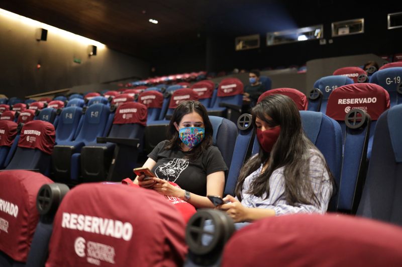 Decesos por coronavirus en México suben a 56,543, casos rebasan los 517,000