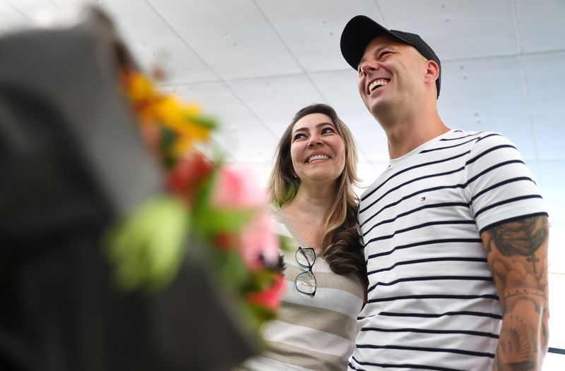 Una pareja germano-brasileña se abraza de nuevo tras estar separados por la COVID-19