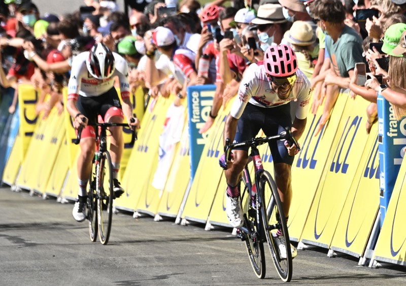 Colombiano Martínez gana Critérium Dauphiné tras retiro de Roglic