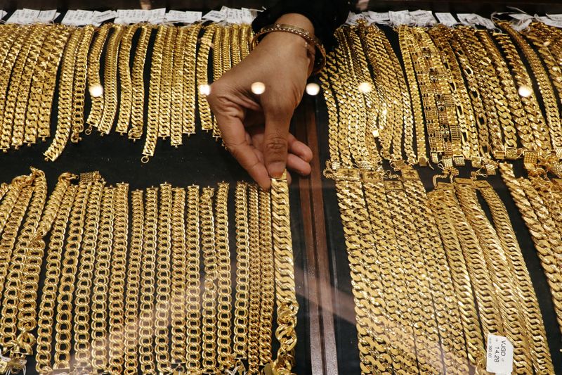 Oro sube 2% por ánimo de los inversores, debilidad del dólar