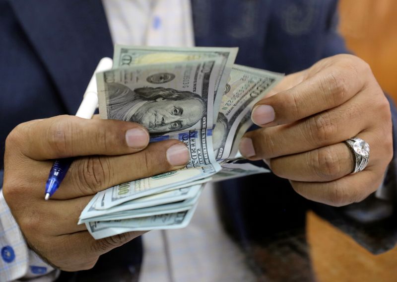 Dólar cotiza a la baja; mercado espera minutas de la Fed y convención demócrata en EEUU