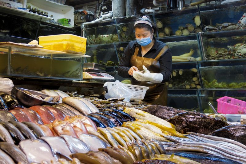 Ciudad china de Shenzhen refuerza pruebas de virus en importaciones de alimentos congelados