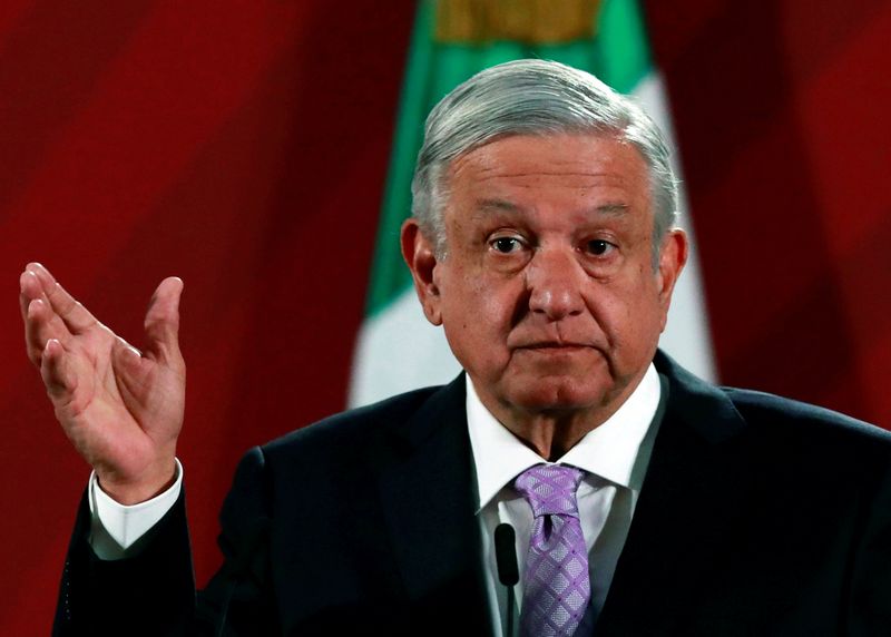 Presidente México levanta la mano para probarse vacuna rusa