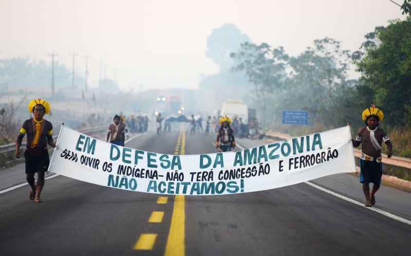 Tribu indígena brasileña bloquea ruta clave de exportación de grano