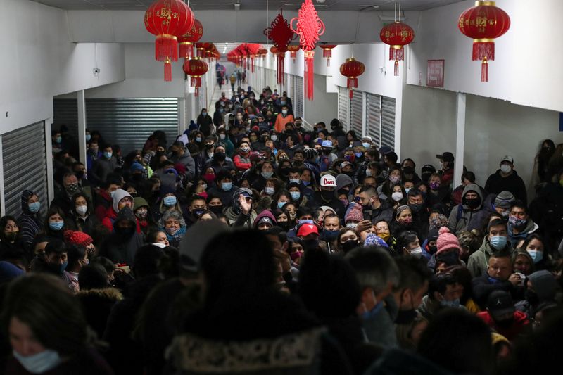 Autoridades cierran concurrido centro comercial en primer día sin cuarentena en la capital chilena
