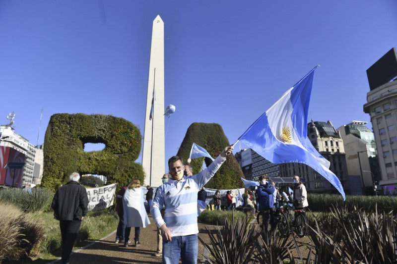 Con banderas y mascarillas, argentinos salen a las calles a manifestarse contra el Gobierno