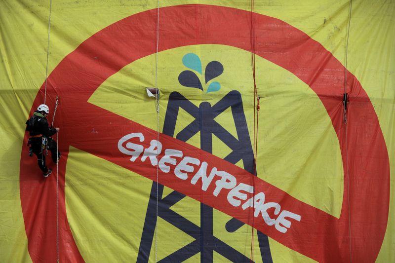 Cuatro activistas de Greenpeace nadan hasta una plataforma petrolífera de Total en el mar del Norte