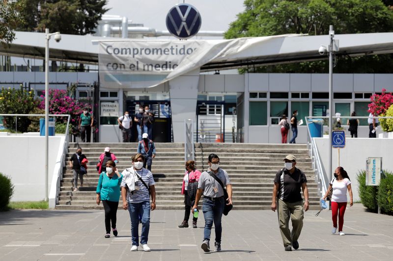 VW México acuerda alza salarial que evita huelga en medio de crisis por coronavirus