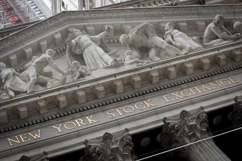 S&P 500 retorna a máximos de febrero, antes de volver a retroceder