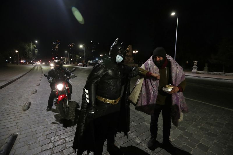 “Batman solidario” entrega comida caliente a indigentes en capital chilena