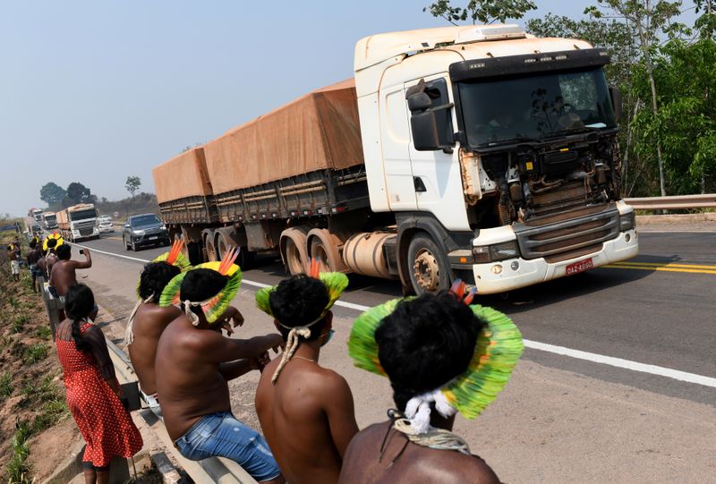 Comunidad indígena desbloquea momentáneamente ruta para el transporte de granos en Brasil