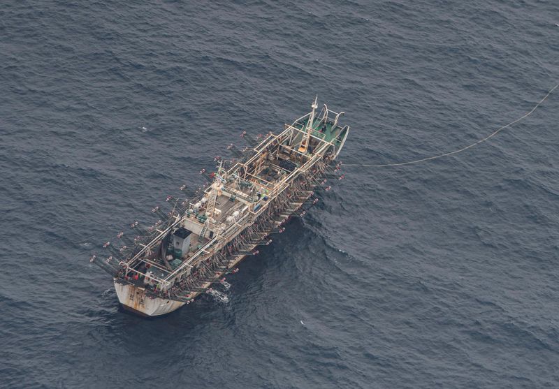 Armada de Ecuador dice que buques pesqueros cerca de Galápagos apagaron sistemas satelitales